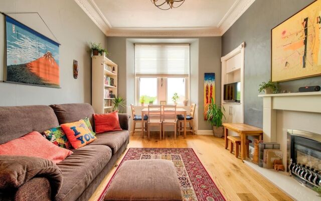 Bright and Airy Apartment in Canonmills