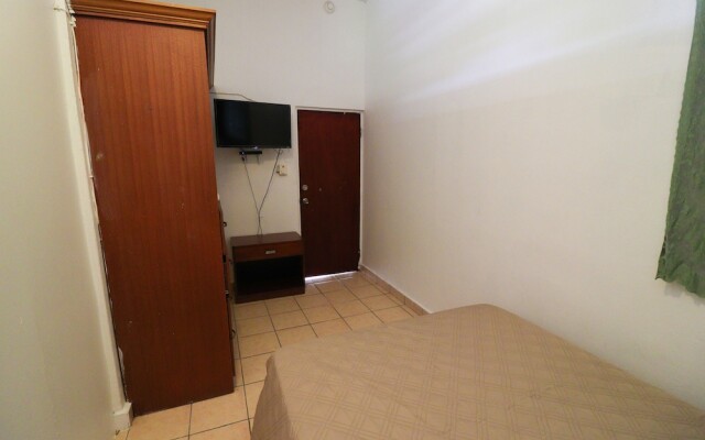 Henry's GuestHouse - Hostel