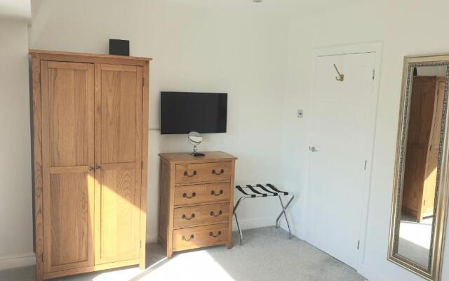 Large modern self contained apartment in Lymington