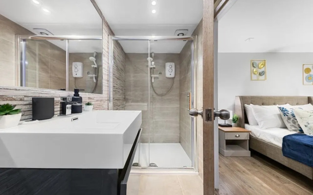 Modern Battersea Suite - London City Retreat