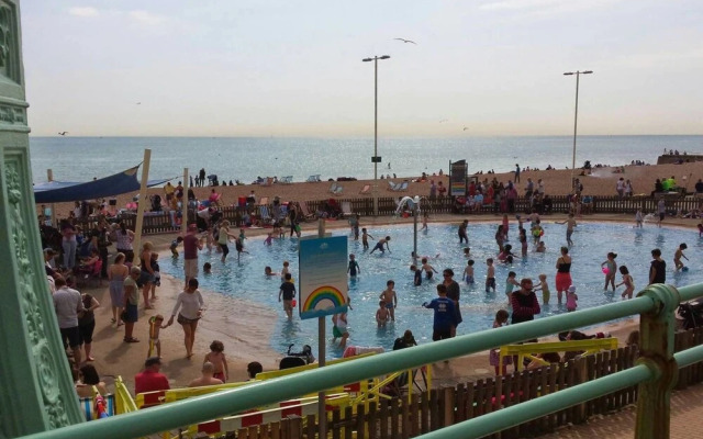 Bright Spacious Studio 5 Mins Walk to the Beach!