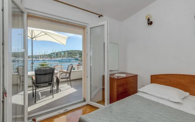 Seafront apartments Marija with terrace and mooring