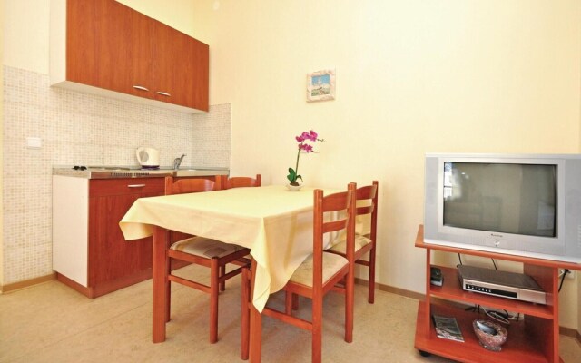 Nice Home in Mimice With Wifi and 2 Bedrooms