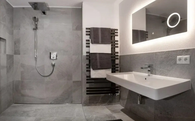 Alpine Apartment With View & Garden