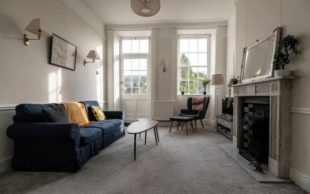 Garden Flat Apartment in Grosvenor Place