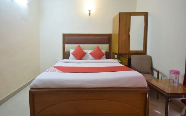 OYO 10229 Hotel Crystal