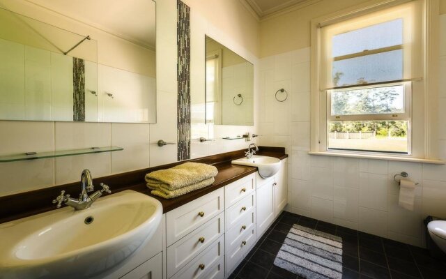 Tyrra Cottage Bed & Breakfast