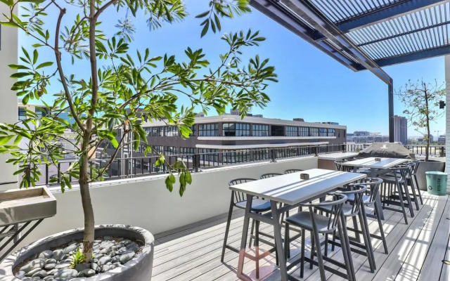 Upmarket East City Apartment w views