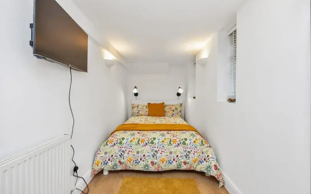 3 Bedroom 2 Bathroom Victorian Flat in Kensington