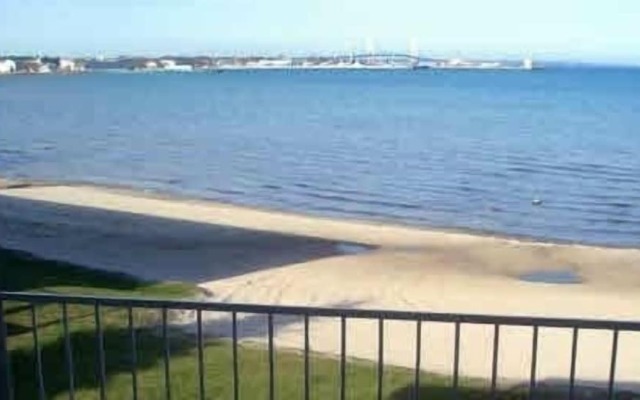 Bridge View Motel & Condo's