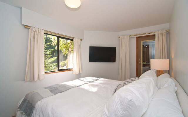 Lakefront Chalet with private dock