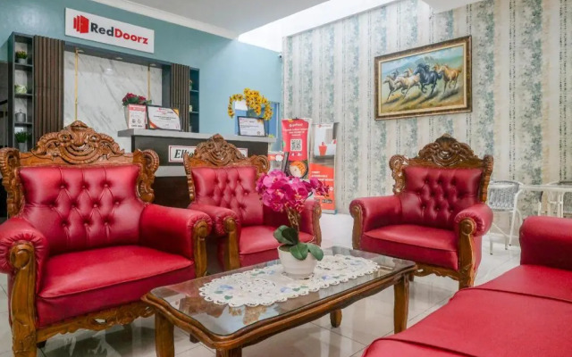 RedDoorz near Hermes Place Polonia Medan