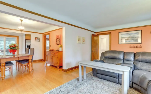 Charming Tudor-style Apt Near Green Lake!