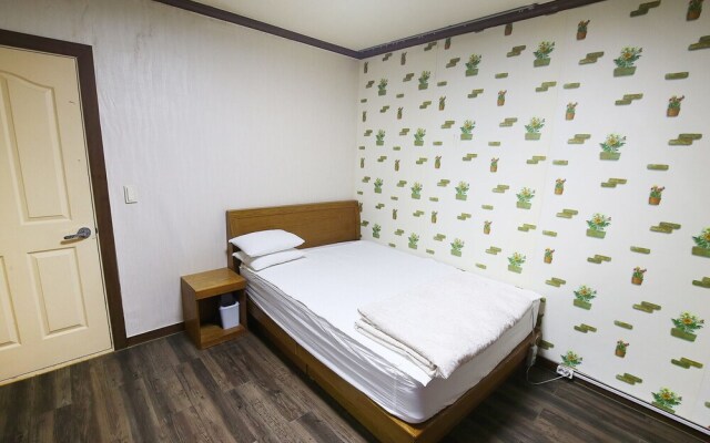 Nonsan Hwangje Motel