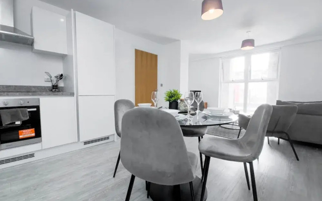 Salford - 2 Bed Apartment - Sleeps 4 - Wifi