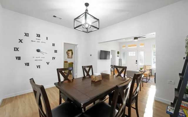 New Charming 2-bedroom Home Minutes to Downtown