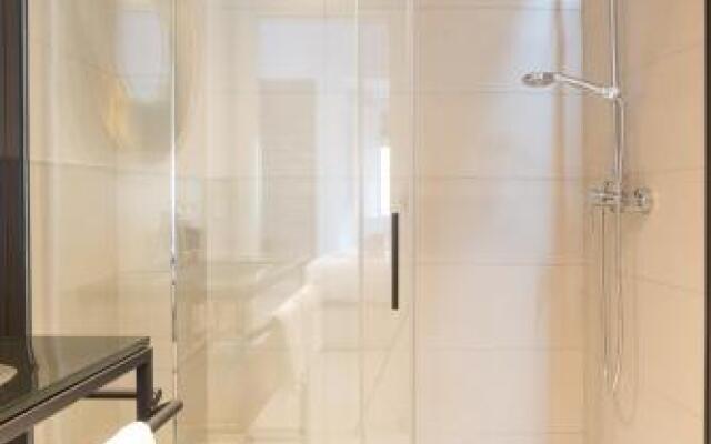 Te1A-El Teatro Brick Wall Suite Prime Location