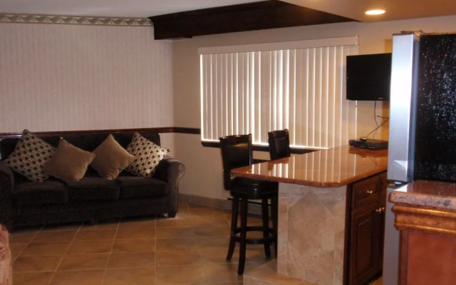 Chalet Inn & Suites Centerport