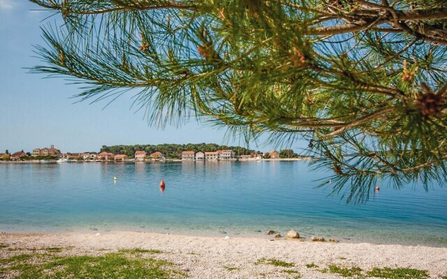 Nice Apartment in Brodarica With 3 Bedrooms and Wifi