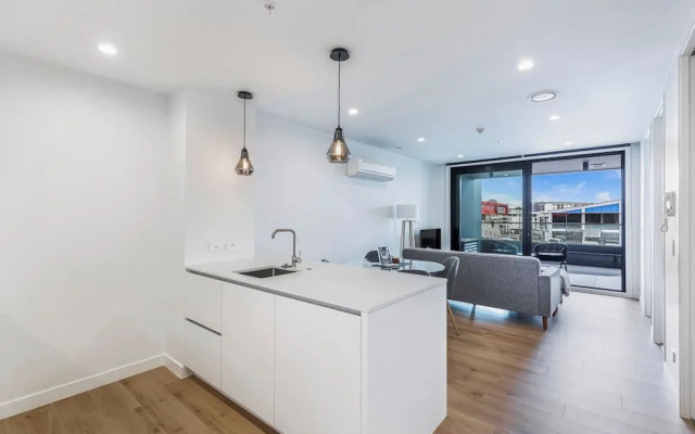 Stylish Apt+Balcony+Full Amenities Zodiak Stays