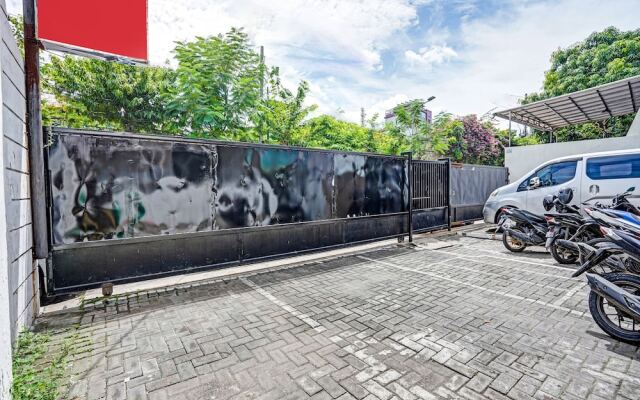 OYO Flagship  90789 Genteng Residence