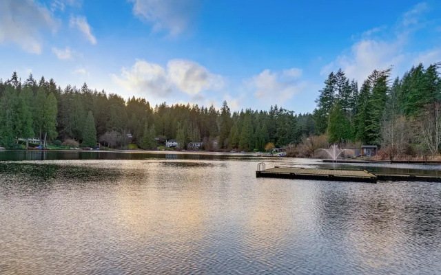 Lake-view Woodinville Retreat w/ Hot Tub + Theater