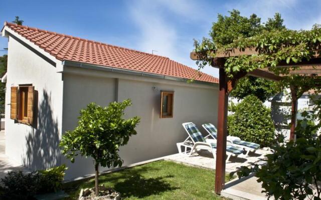 Charming house with spacious garden and parking space