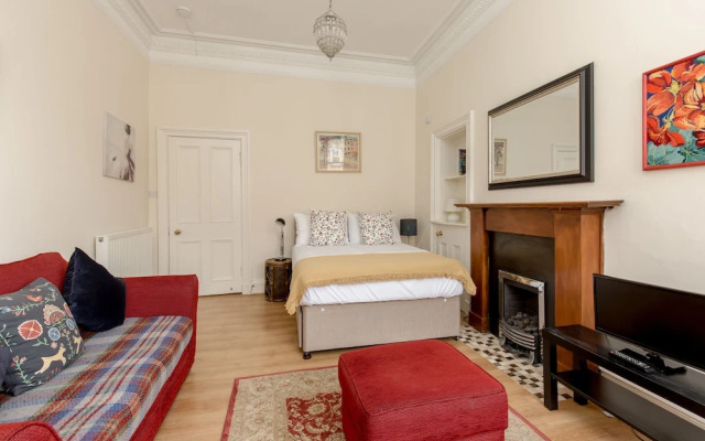 Silver Lining Lochrin Terrace Apartment