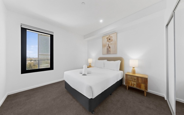Bright Newly 2 Bed Apartment With Balcony Views
