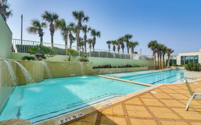 Pool Access, Walk to Beach: Galveston Condo!