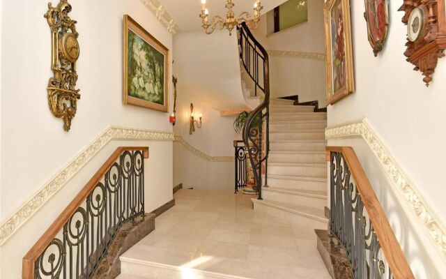 Royal Hotel
