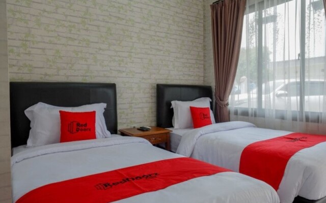 RedDoorz @ Jalan Majapahit Semarang
