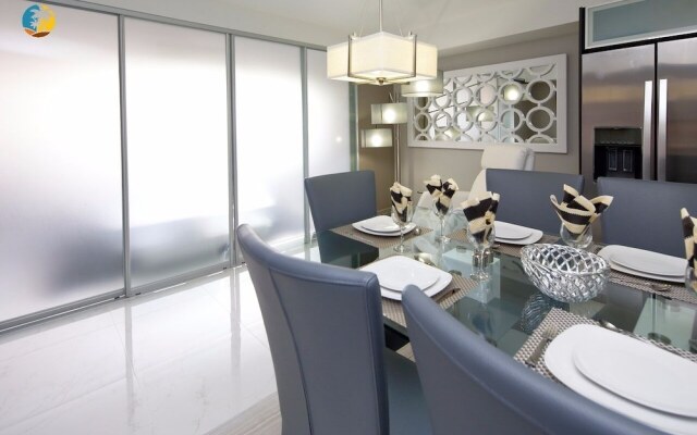 Alexander 519 3 Bedroom Apts by RedAwning