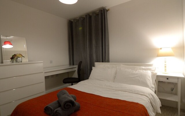City Centre Hunsaker 3 Bedroom Serviced Apartment + Parking