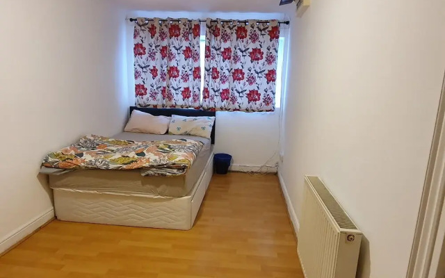 9 Cobb Close Holiday House