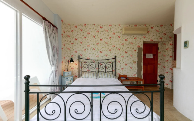 Oia Cafe B&B