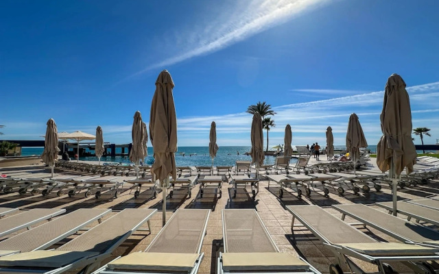 Has it all Beachfront Retreat With Stunning Views