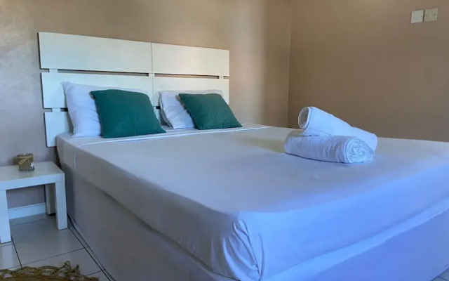 Bay Heights Escape- Courtyard Studios