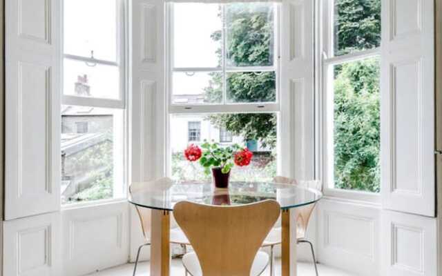 Entire Home: Chic & Cheery 1bed in Shepherd'S Bush