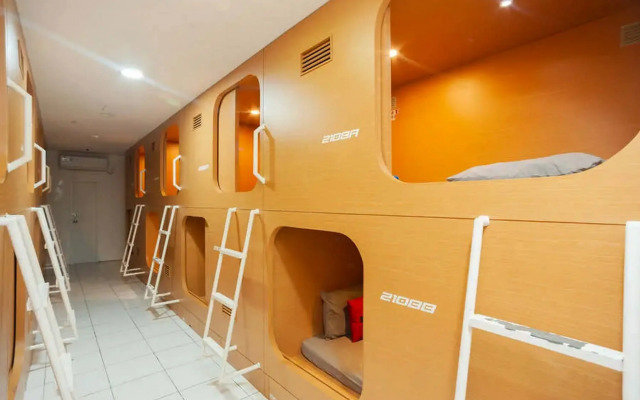 RedDoorz Hostel near Taman Puring