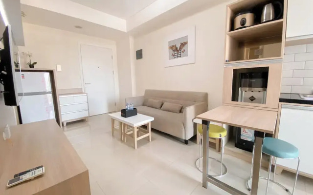 Strategic 2Br Apartment With Pool View At Parahyangan Residence