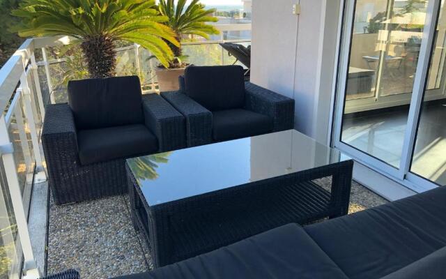 Gorgeous one-bedroom apartment with terrace and sea view