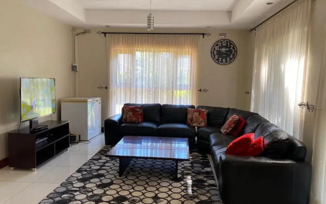 Luxurious 4 bed With Pool in Helensvale - 2255