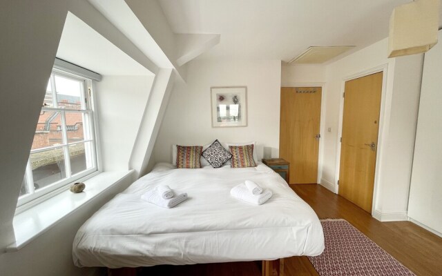 Bright 1 Double bed Apartment Near Cabot Circus