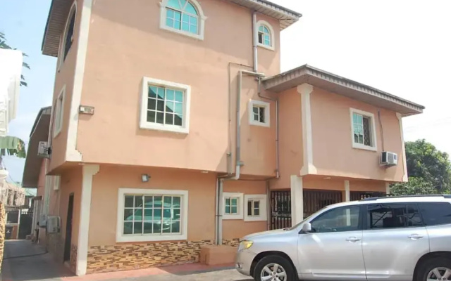 6 Bedroom Serviced Apartments In House in Benin