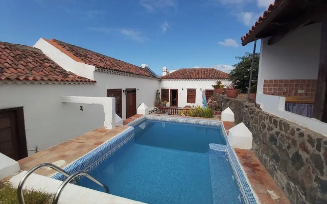 Villa-sleeps4-parking-garden-pool-nearairport