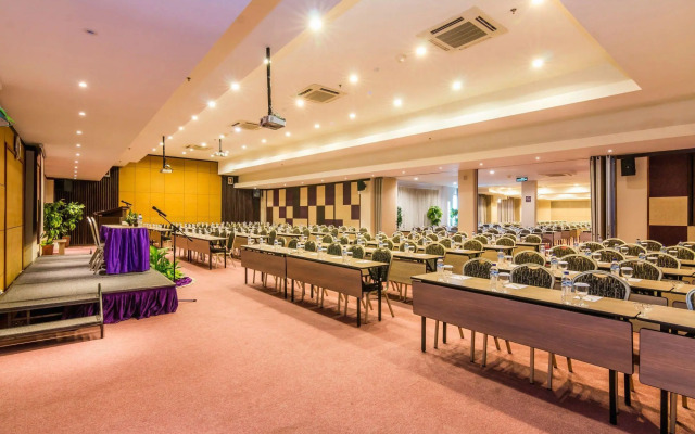 Отель Kuta Central Park