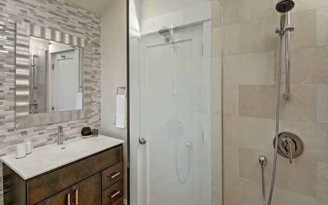 Fremont Oasis - Two Bedroom Home with Fireplace