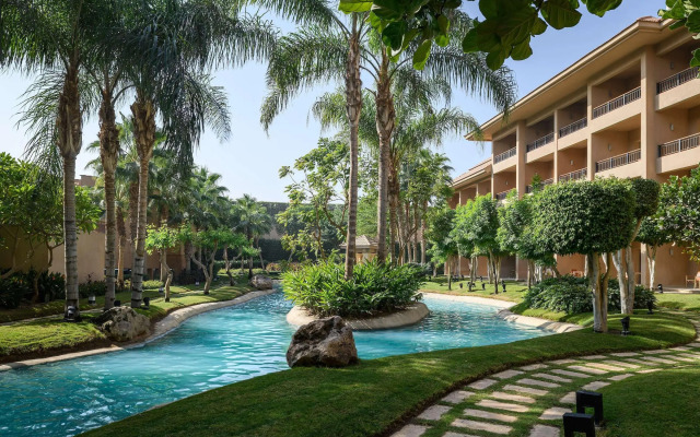Dusit Thani LakeView Cairo