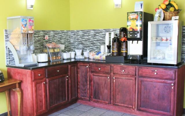 Super 8 by Wyndham South Boston VA